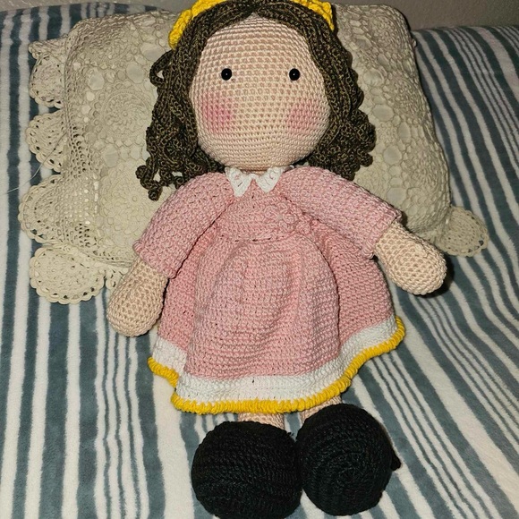 Hi! I’m selling this beautiful handmade dolls🩷